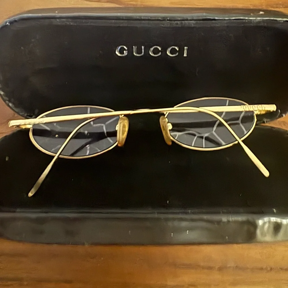 Vintage Gucci Gold Oval Sunglasses with crack is the paint - Picture 6 of 6